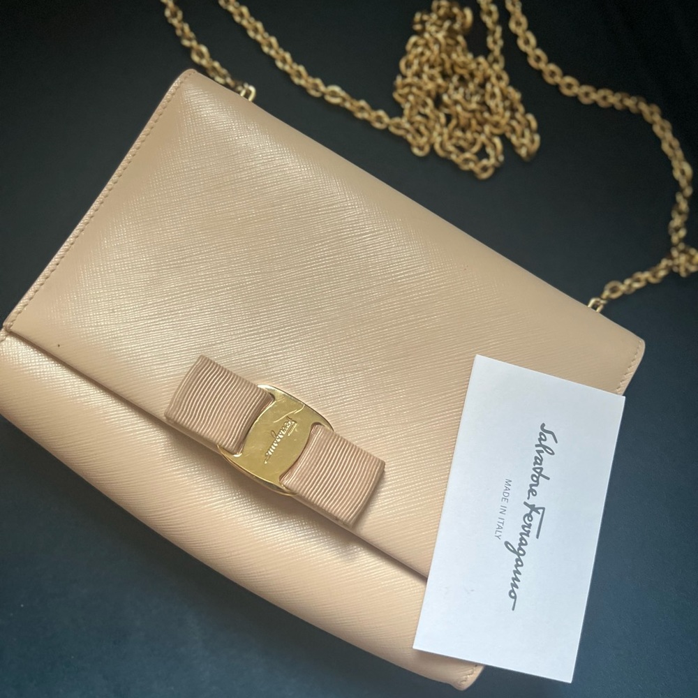 Feraggamo Saffiano leather Vara bow with chain clutch